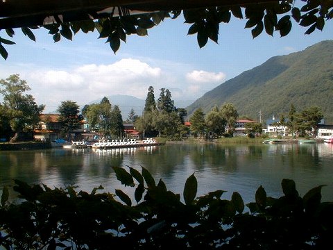 --�����~�܂����悤�Ȗ؍�΂̌i�F--Lake Kizaki