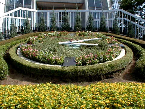 ����s���O���[���Z���^�[