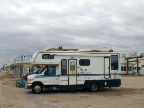 $B%-%c%s%T%s%0%+!<$G%5!<%U%#%s$r3Z$7$_$KMh$F$$$k<c$$2HB2O