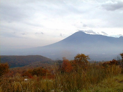 岩手山(2039m)が正面に見えます。